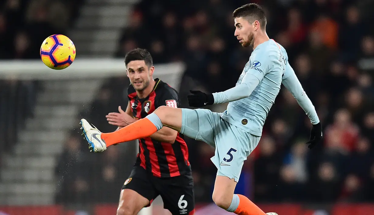 Aksi gelandang Chelsea, Jorginho pada laga lanjutan Premier League yang berlangsung di stadion Dean Court, Bournemouth, Kamis (31/1). Chelsea dipermalukan 0-4 kontra Bournemouth. (AFP/Glyn Kirk)