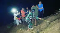 Anggota TNI bersama sejumlah warga saat mengevakuasi korban tanah longsor di Kecamata Anreapi, Polman (Liputan6.com/Abdul Rajab Umar)