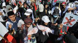 Aksi tersebut digelar menyusul situasi di Palestina yang masih digempur oleh tentara Zionis Israel. (Liputan6.com/Faizal Fanani)