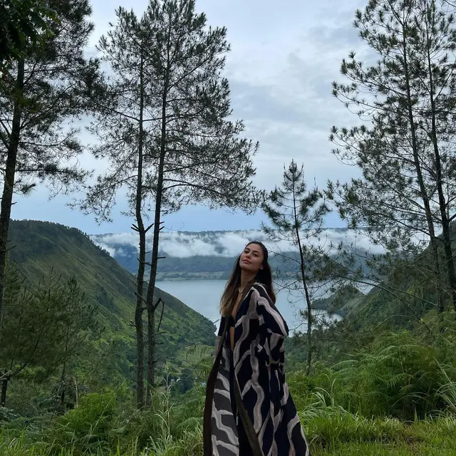 Valerie Thomas Liburan di Danau Toba (Foto: Instagram/@valerieethomas)