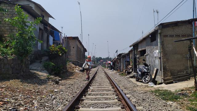 Jalur Rel Kereta Api (KA) Bogor-Sukabumi.