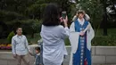 Seorang anak saat difoto selama perayaan Chuseok di sebuah taman di Seoul(5/10). Seperti halnya kebanyakan festival panen lainnya di seluruh dunia, Chuseok dirayakan sekitar ekuinoks musim gugur. (AFP Photo/Ed Jones)