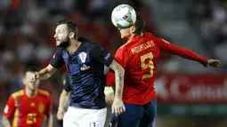 Striker Spanyol, Rodrigo Moreno, duel udara dengan gelandang Kroasia, Marcelo Brozovic, pada laga UEFA Nations League di Stadion Manuel Martinez Valero, Selasa (11/9/2018). Spanyol menang 6-0 atas Kroasia. (AP/Alberto Saiz)