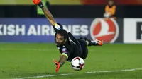 Aksi kiper timnas Italia, Gianluigi Buffon pada laga kontra Makedonia, di Nacionalna Arena Filip II Makedonski, Skopje, Senin (10/10/2016) dini hari WIB. (Reuters/Ognen Teofilovski)