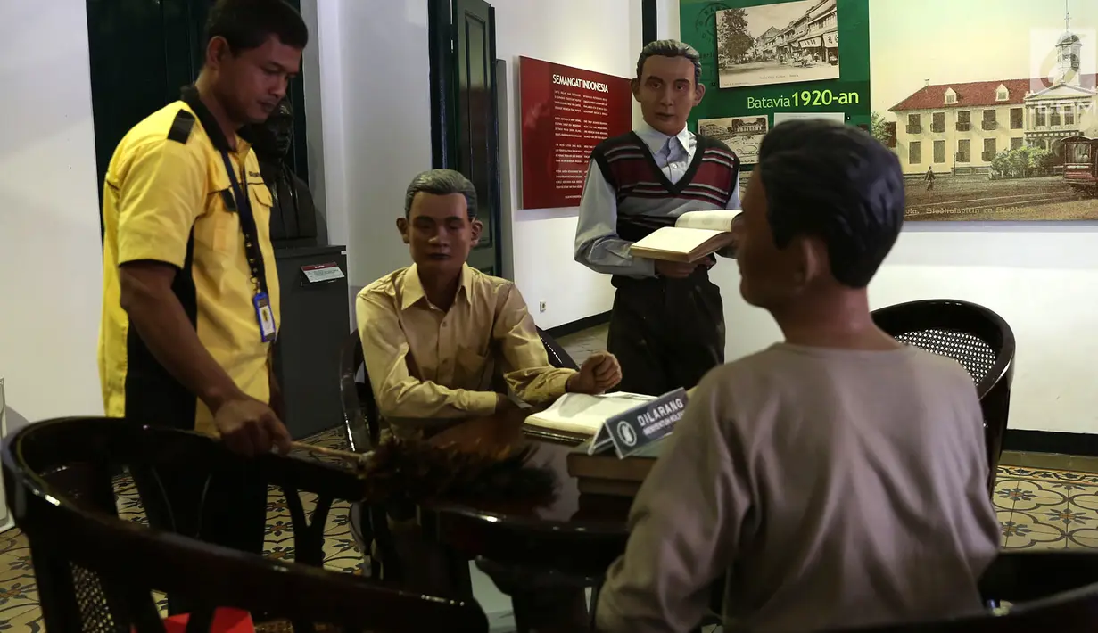 Petugas membersihkan ruangan diorama di Museum Sumpah Pemuda, Jakarta, Selasa (23/10). Meski memiliki sejarah panjang, Museum Sumpah Pemuda tidak seramai museum-museum di luar negeri. (Merdeka.com/Imam Buhori)