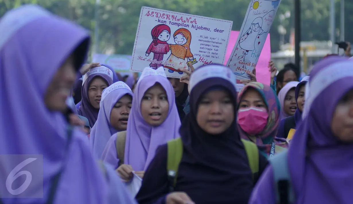 Beragam tulisan dibawa saat aksi Gerakan Menutup Aurat di Kawasan Bundaran HI, Jakarta, Minggu (14/2/2016). Mereka mengajak kepada wanita muslim untuk menutup Aurat sesuai dengan syariat. (Liputan6.com/Gempur M Surya)