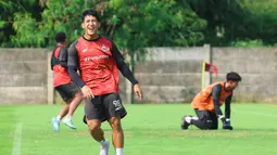 Pemain Persija Jakarta, Eksel Runtukahu, saat sesi latihan jelang laga melawan Persib Bandung dalam lanjutan BRI Super League di Persija Training Ground, Bojongsari, Depok, Kamis (7/5/2026). (Bola.com/M Iqbal Ichsan)