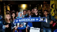 Momen Cristian Gonzales Menjawab Pertanyaan Fans di Ruang Ganti