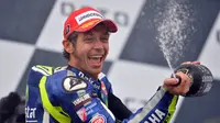 Valentino Rossi saat memenangi GP Inggris di Sirkuit Silverstone, (30/8/2015). (AFP/Glyn Kirk)