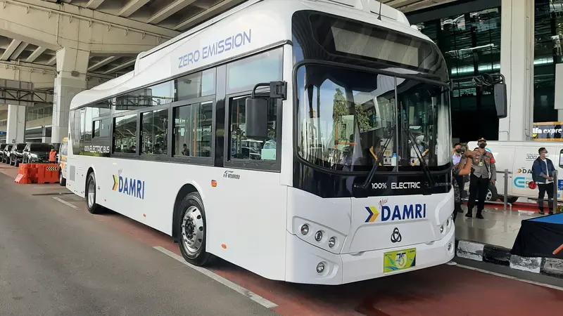 Bus listrik dari DAMRI bermuatan 20 orang, diujicoba di Terminal 3 Bandara Internasional Soekarno Hatta, Kamis (25/11/2021)