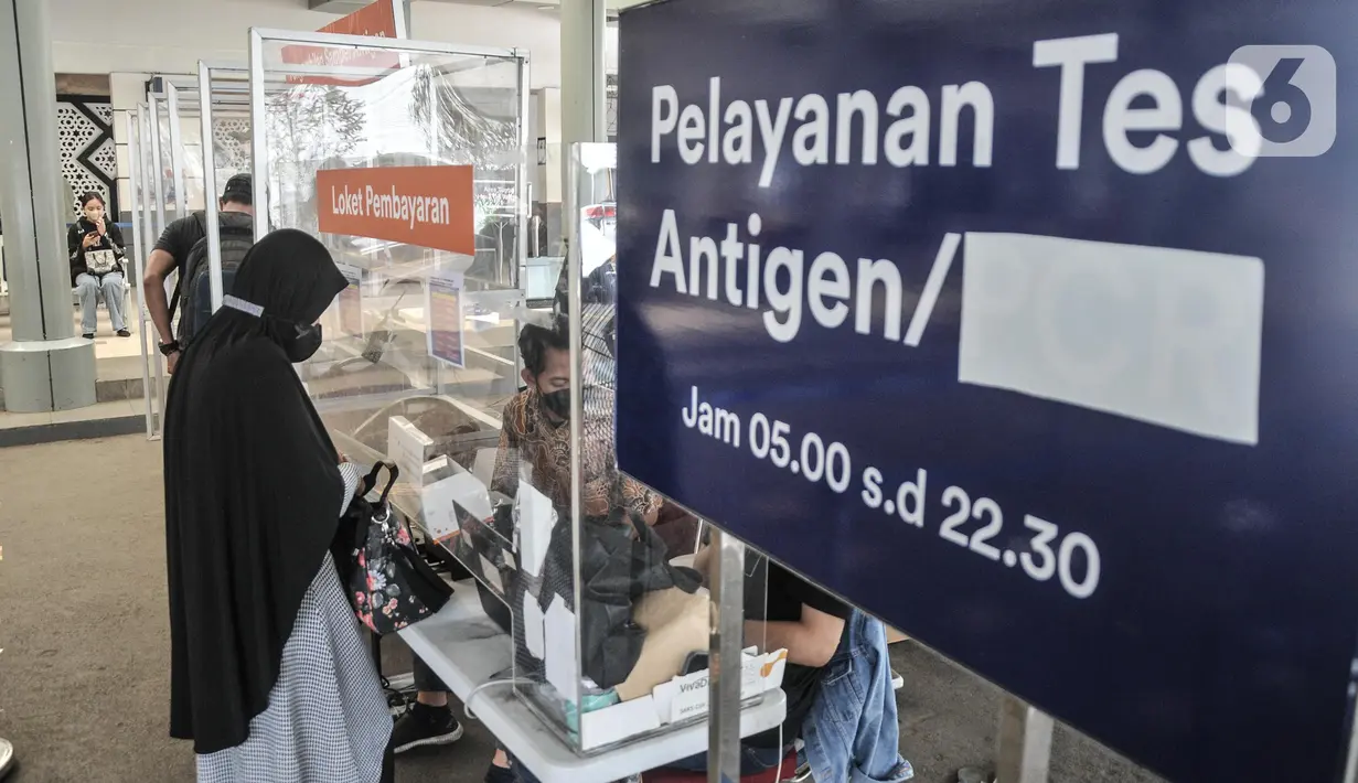 Calon penumpang kereta api jarak jauh melakukan tes antigen sebelum keberangkatan di Stasiun Pasar Senen, Jakarta Pusat, Minggu (17/7/2022). Selain itu PT KAI juga menyediakan layanan vaksinasi dosis ketiga atau booster secara gratis di stasiun keberangkatan. (merdeka.com/Iqbal S Nugroho)