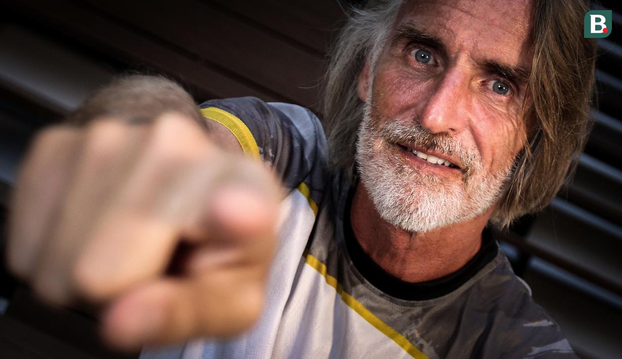 <p>Pelatih Dewa United, Jan Olde Riekerink berpose di depan fotografer setelah melakukan sesi wawancara di basecamp Dewa United, Pagedangan, Tangerang, Selasa (18/07/2023). (Bola.com/Bagaskara Lazuardi)</p>