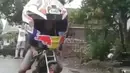 Helmnya besar tapi motornya kecil, duh ngeri liatnya. (Source: Instagram/@popular_indo)
