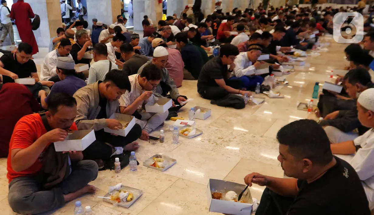 sejak pukul 16.00 WIB warga mulai memadati lantai dua masjid untuk berbuka puasa bersama. (Liputan6 com/Angga Yuniar)