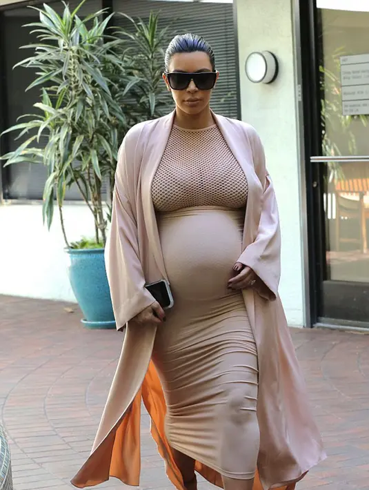Sementara itu suami tercinta, Kanye West, baru-baru ini dikonfirmasi rencananya untuk mencalonkan diri sebagai presiden pada 2020 mendatang. (via dailymail.co.uk)