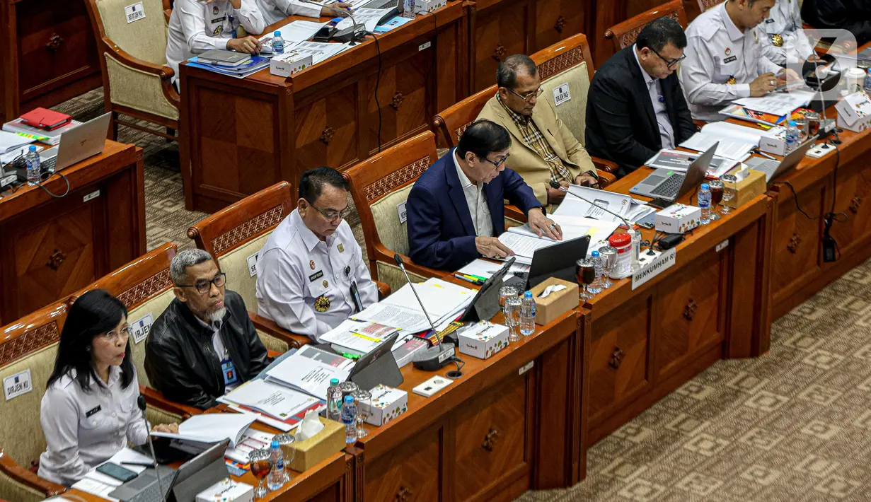 Menkumham Yasonna Laoly mengusulkan pagu indikatif anggaran tahun 2024 kementeriannya Rp 24 triliun. Hal itu disampaikan Menkumham Yasonna Laoly saat rapat kerja bersama dengan Komisi III DPR. (Liputan6.com/Faizal Fanani)