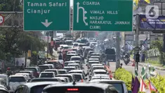 Sejumlah kendaraan memadati Simpang Gadog, Ciawi, Kabupaten Bogor, Jawa Barat, Kaims (5/5/2022). Satlantas Polres Bogor memberlakukan sistem satu arah secara situasional untuk mengurai kepadatan lalu lintas di jalur wisata Puncak, Bogor pada libur Idul Fitri 1443H. (Liputan6.com/Herman Zakharia)