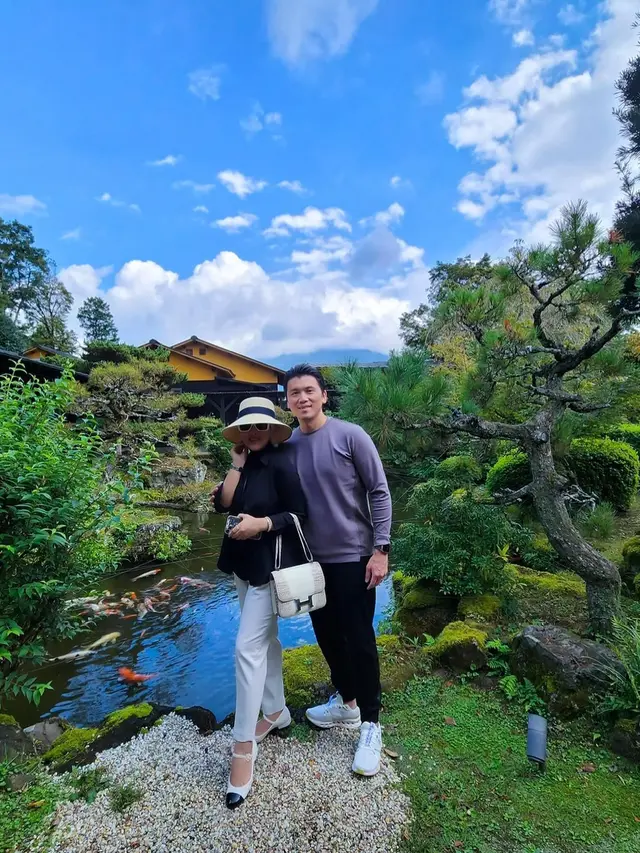 7 Potret Syahrini dan Reino Barack Liburan di Kyushu, Pamer Kemesraan