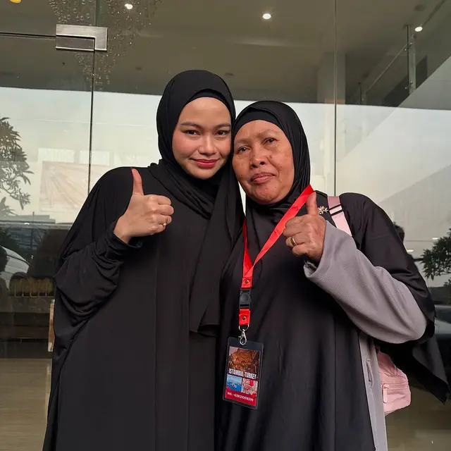 6 Potret Rara LIDA Antar Ibu Berangkat Haji, Perpisahan di Bandara Penuh Haru