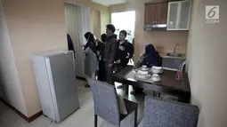 Warga melihat interior contoh unit rumah DP 0 rupiah di kawasan Klapa Village, Duren Sawit, Jakarta Timur, Senin (22/1). Rencananya hunian tersebut akan dibangun 2 tower dengan total anggaran sebesar Rp 400 miliar. (Liputan6.com/Arya Manggala)