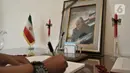 Warga menuliskan memo belasungkawa atas wafatnya Panglima Garda Revolusi Iran Jenderal Qasem Soleimani di Kedutaan Besar Iran, Jakarta, Selasa (7/1/2020). Jenderal Qasem Soleimani tewas diserang pesawat nirawak Amerika Serikat pada Jumat (3/1) kemarin.  (merdeka.com/Iqbal S. Nugroho)