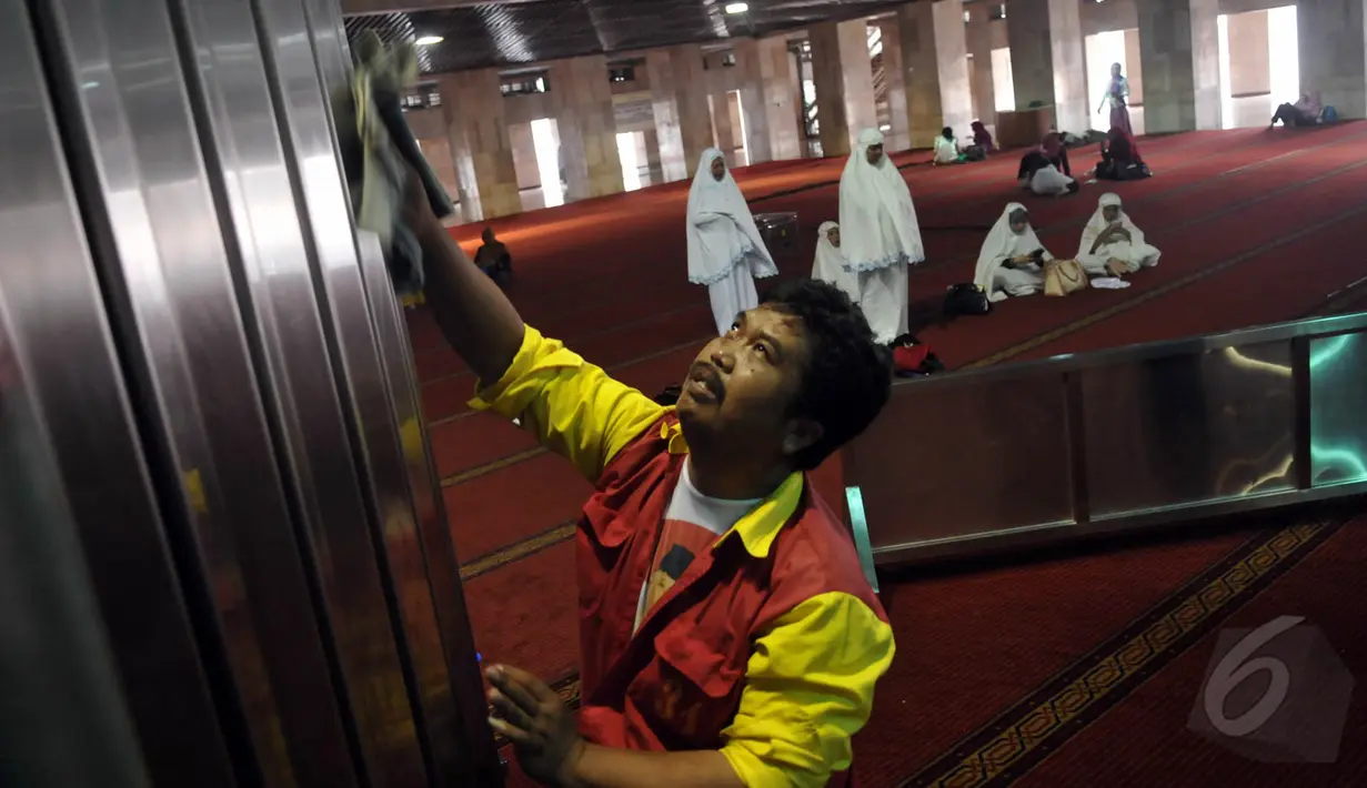 Petugas membersihkan pilar di dalam Masjid Istiqlal, di Jakarta, Selasa (19/5/2015). Kegiatan pembersihan tiang tersebut guna menyambut bulan suci Ramadan yang jatuh pada pertengahan Juni mendatang. (Liputan6.com/JohanTallo)