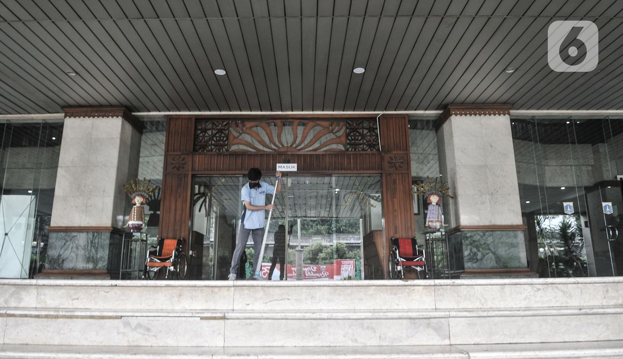 Petugas membersihkan Kantor Wali Kota Jakarta Selatan, Jakarta, Kamis (17/9/2020). Kantor Wali Kota Jakarta Selatan ditutup sementara mulai hari ini hingga dibuka kembali pada 21 September setelah tujuh ASN ditemukan positif terpapar Covid-19. (merdeka.com/Iqbal S. Nugroho)