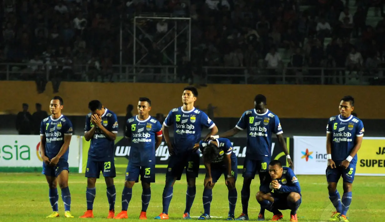 Ketegangan terlihat di wajah sejumlah pemain Persib Bandung saat laga adu penalti melawan Persipura Jayapura di Stadion Gelora Sriwijaya, Palembang, (7/11/2014). (Liputan6.com/Helmi Fithriansyah)