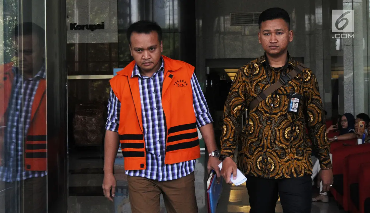 Direktur PT Murakabi Irvanto Hendra Pambudi keluar usai menandatangani berkas P21 di gedung KPK, Jakarta, Jumat (6/7). Berkas pemeriksaan keponakan Setya Novanto tersebut dinyatakan lengkap dalam waktu dekat dan akan disidangkan. (Merdeka.com/Dwi Narwoko)