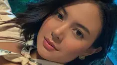 Aurelie Moeremans  tampil lebih segar dengan tatanan rambut pendek barunya. Ia memilih potong gaya rambut bom pendek dengan belahan samping. (Instagram/aurelie)