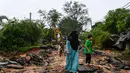 Sejumlah ruas jalan di Tumpat, negara bagian Kelantan, Malaysia, pada Rabu 4 Desember 2024 rusak tergerus banjir. (MOHD RASFAN/AFP)