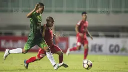 Bek PS TNI, Abduh Lestaluhu, mengejar gelandang Semen Padang, Riko Simanjuntak, pada laga Liga 1 di Stadion Pakansari, Bogor, Minggu (30/7/2017). PS TNI menang 2-1 atas Semen Padang. (Bola.com/Vitalis Yogi Trisna)