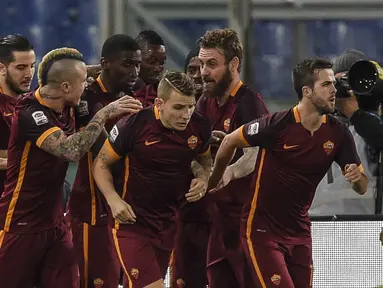 Para Pemain AS Roma merayakan gol Germany Antonio Rudiger pada lanjutan Liga Italia Serie A di Stadion Olympico, Roma, Minggu (10/1/2016) dini hari WIB. (AFP Photo/Andreas Solaro)