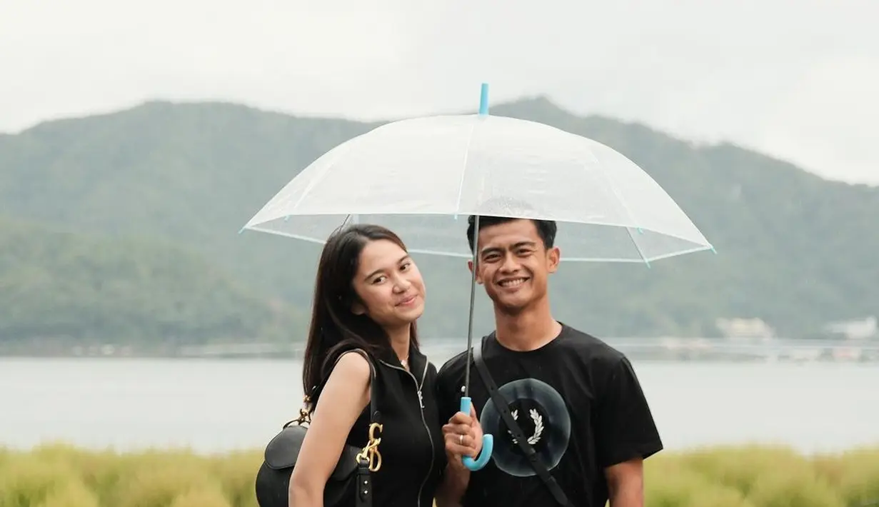 Pratama Arhan kembali tampil simpel mengenakan kaus lengan pendek berwarna hitam dengan corak dan celananya yang juga berwarna hitam. [Foto: Instagram/pratamaarhan8]