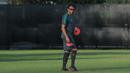 Pelatih Timnas Indonesia U-23, Luis Milla memimpin sesi latihan di Lapangan ABC Senayan, Jakarta (22/6/2018). Timnas melakukan persiapan untuk melawan Korea pada laga uji coba 23 Juni 2018. (Bola.com/Nick Hanoatubun)