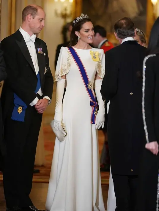 Lengkapi tampilan, Kate Middleton kenakan tiara langka baru yang telah disimpan nyaris seabad [@theroyalfamily]