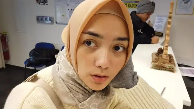 7 Momen Seru Citra Kirana dan Rezky Aditya di Obereggen, Main Ski Bareng