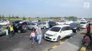 Kendaraan pemudik memadati "rest area alternatif" Km 153 Cipali, Jawa Barat, Rabu (21/6). Untuk melepas lelah sebagian pemudik dapat berhenti dan beraktivitas di sejumlah area peristirahatan sementara yang tersedia. (Liputan6.com/Gempur M Surya)