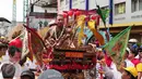 Seorang tatung mengikuti karnaval perayaan Cap Go Meh di Glodok, Jakarta, Minggu (21/2). Perayaan Cap Go Meh yang merupakan rangkaian terakhir masa perayaan Imlek itu diikuti 1477 peserta dengan menampilkan berbagai kesenian. (Liputan6.com/Angga Yuniar)