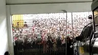 Video yang memperlihatkan warga berdesakan memaksa masuk GOR Serba Guna di Medan untuk mendapat vaksinasi Covid-19, viral di media sosial. (Liputan6.com/ Istimewa)