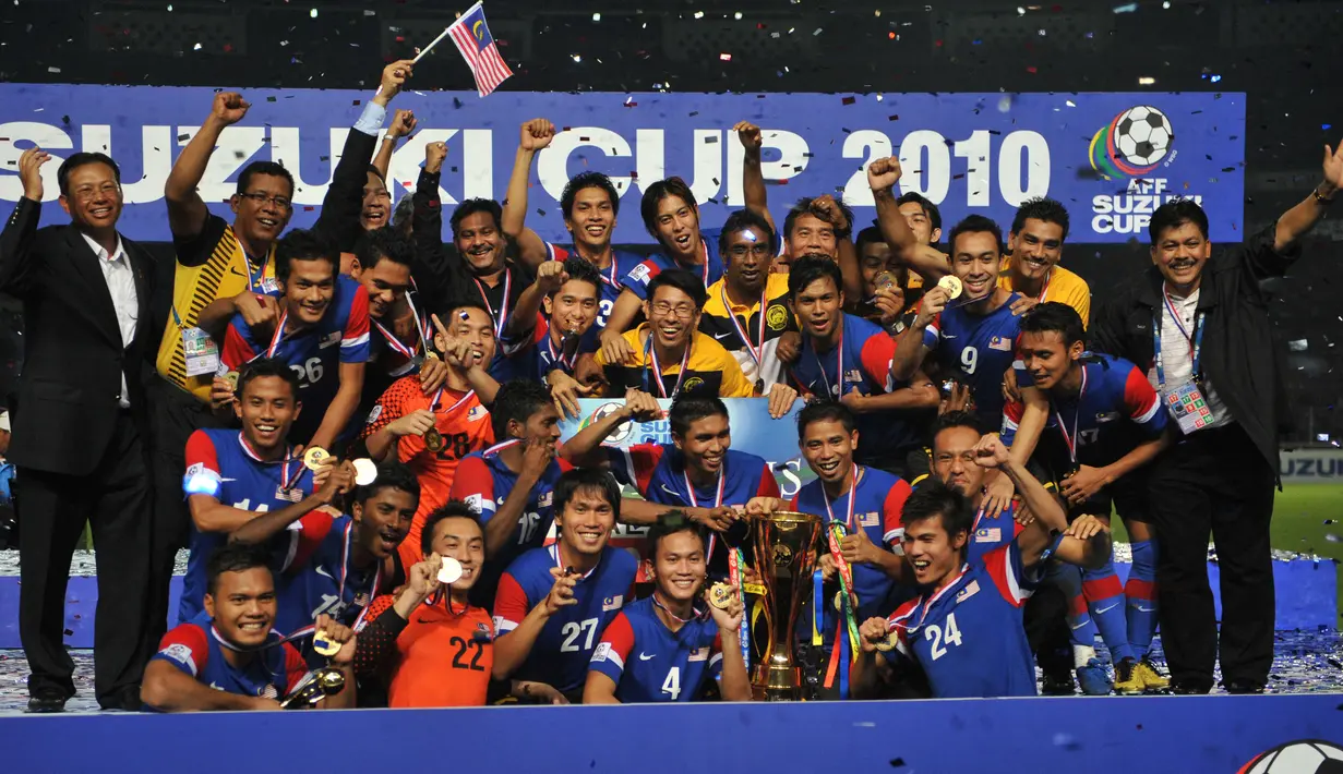 Malaysia. Timnas Malaysia tercatat baru meraih 1 trofi Piala AFF sepanjang sejarah, yaitu pada edisi 2010. Timnas Malaysia sukses mengalahkan Timnas Indoensia pada partai final Piala AFF 2010 yang digelar dalam dua leg kandang dan tandang yang mulai diterapkan sejak edisi 2004. Pada leg pertama di Stadion Bukit Jalil, Malaysia menang 3-0, sementara pada leg kedua di Stadion Utama Gelora Bung Karno Senayan Timnas Indonesia hanya menang 2-1. (AFP/Bay Ismoyo)