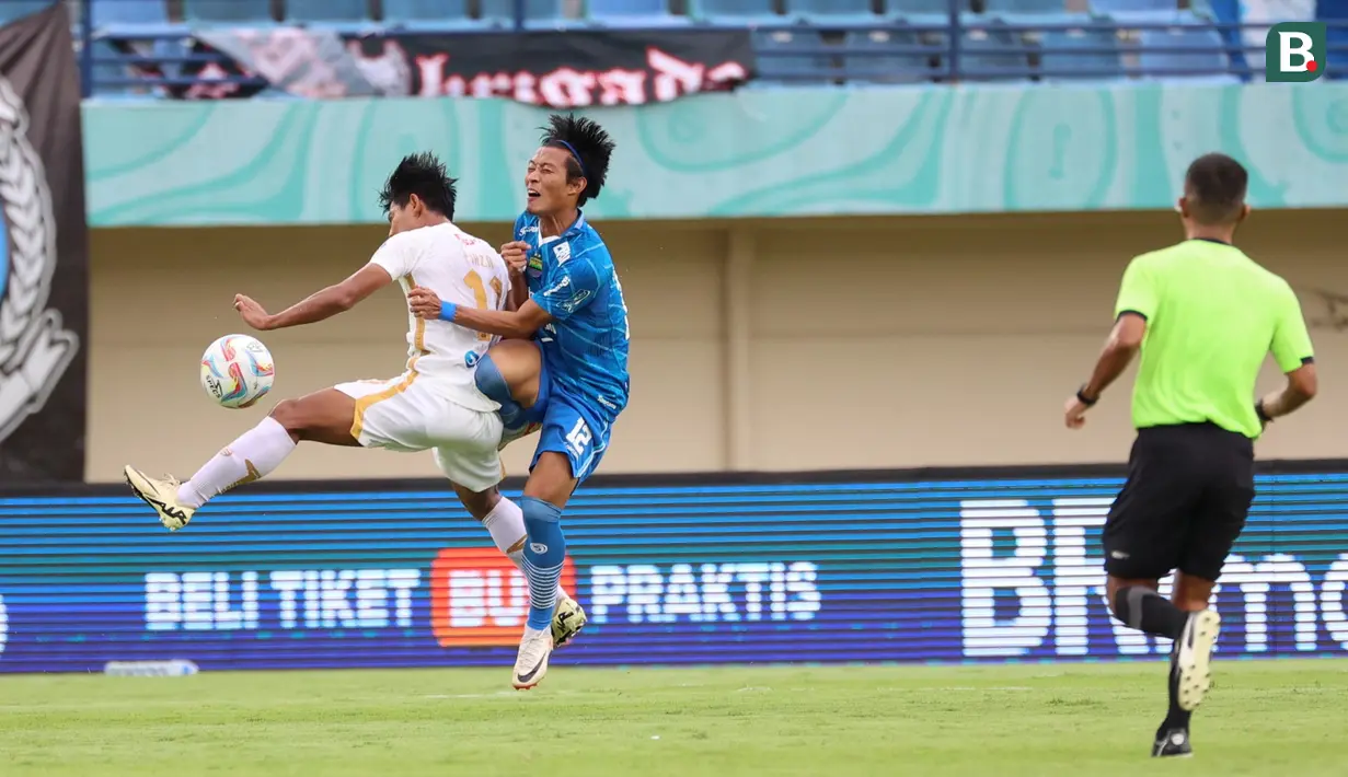 Pemain Persib Bandung, Henhen Herdiana, berebut bola dengan pemain Persija Jakarta, Firza Andika, pada laga pekan ke-28 Liga 1 2023/2024 di Stadion Si Jalak Harupat, Bandung, Sabtu (9/3/2024). (Bola.com/M Iqbal Ichsan)