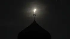 Gerhana matahari parsial di atas kubah sebuah masjid di Kuala Lumpur (9/3/2016). Gerhana matahari total terjadi di sejumlah daerah di Indonesia. (AFP Photo/Manan Vatsyayana)