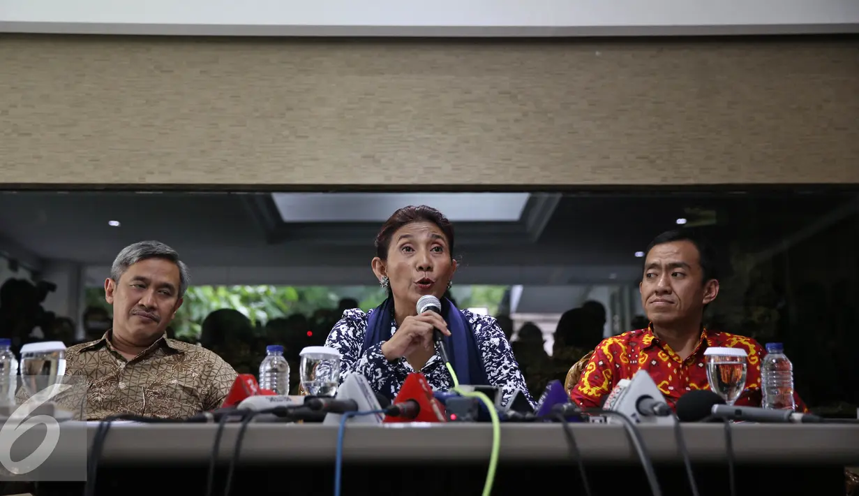 Menteri Kelautan dan Perikanan Susi Pudjiastuti (tengah) saat memberikan keterangan pers dikediamannya di Jakarta, Jumat (15/4/2016). Susi Pudjiastuti memberikan keterangan terkait permasalah reklamasi teluk Jakarta. (Liputan6.com/Faizal Fanani)