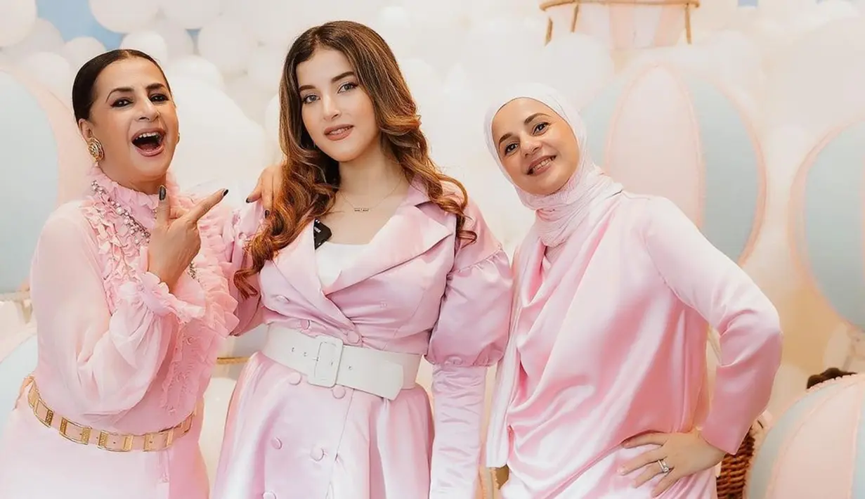 Di momen ulang tahun Lily buah hati Tasya Farasya, Tasyi tidak tampak hadir dalam acara tersebut. Terlihat dalam unggahannya, selebgram 30 tahun ini hanya berfoto bersama kakak perempuannya yang bernama Selvi Salavia, dan sang ibunda. Ketiganya kompak dengan balutan busana warna pink. (Liputan6.com/IG/@tasyafarasya)