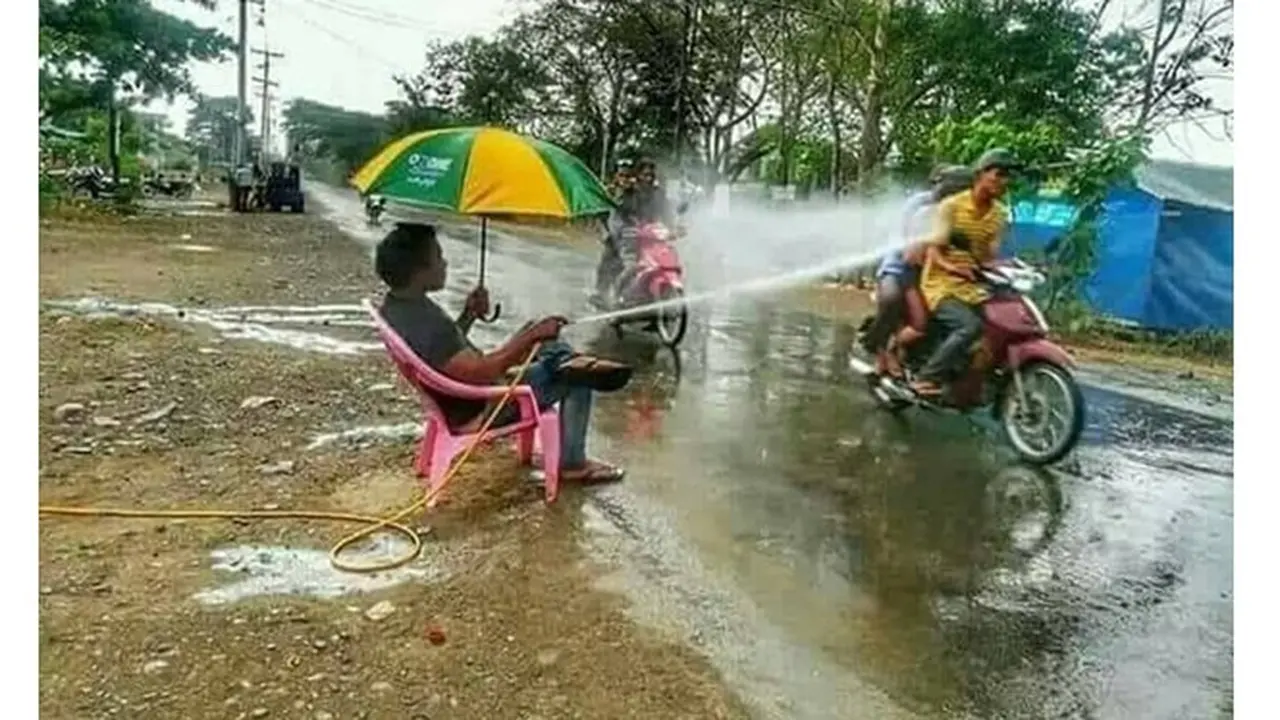 6 Aksi Absurd Bapak-bapak di Jalan Raya Ini Bikin Ngakak