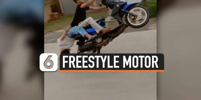 VIDEO: Sepasang Remaja Freestyle Motor di Jalan, Berakhir Nahas