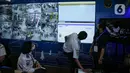 <p>Petugas memperhatikan cctv jalur mudik melalui layar command centre sebagai pusat informasi mudik 2022 di Gedung Kementerian Perhubungan, Jakarta, Senin (25/5/2022). Command centre ini, berbagai instansi terkait yang bertanggung jawab terhadap pelaksanaan mudik. (Liputan6.com/Faizal Fanani)</p>