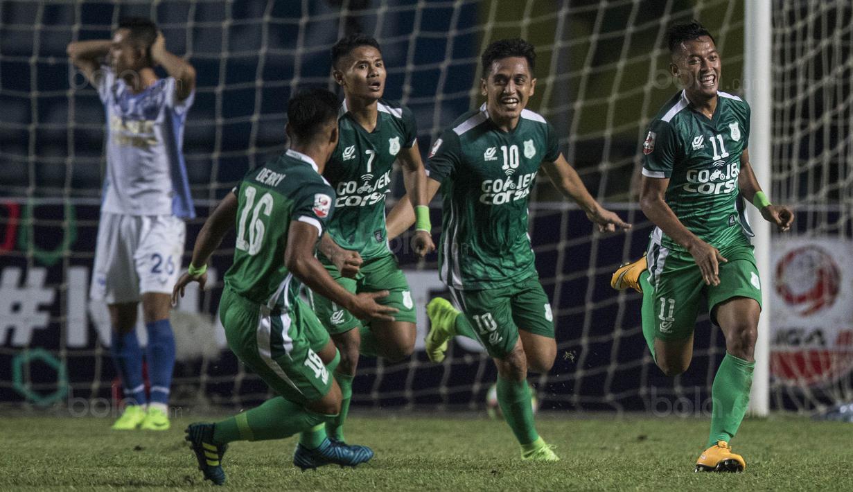 Para pemain PSMS merayakan gol yang dicetak Choiril Hidayat ke gawang PSIS pada laga semifinal Liga 2 2017 di Stadion GBLA, Bandung, Sabtu (25/11/2017). PSMS menang 2-0 atas PSIS. (Bola.com/Vitalis Yogi Trisna)