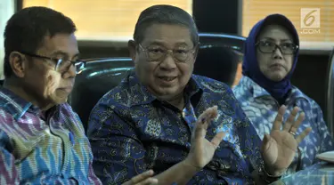 Ketua Umum Partai Demokrat Susilo Bambang Yudhoyono (SBY) memberikan keterangan pers saat memantau hasil quick count Pilkada Serentak 2018 dari Ruang Monitoring di Wisma Proklamasi, Jakarta, Rabu (27/6). (Merdeka.com/Iqbal S. Nugroho)